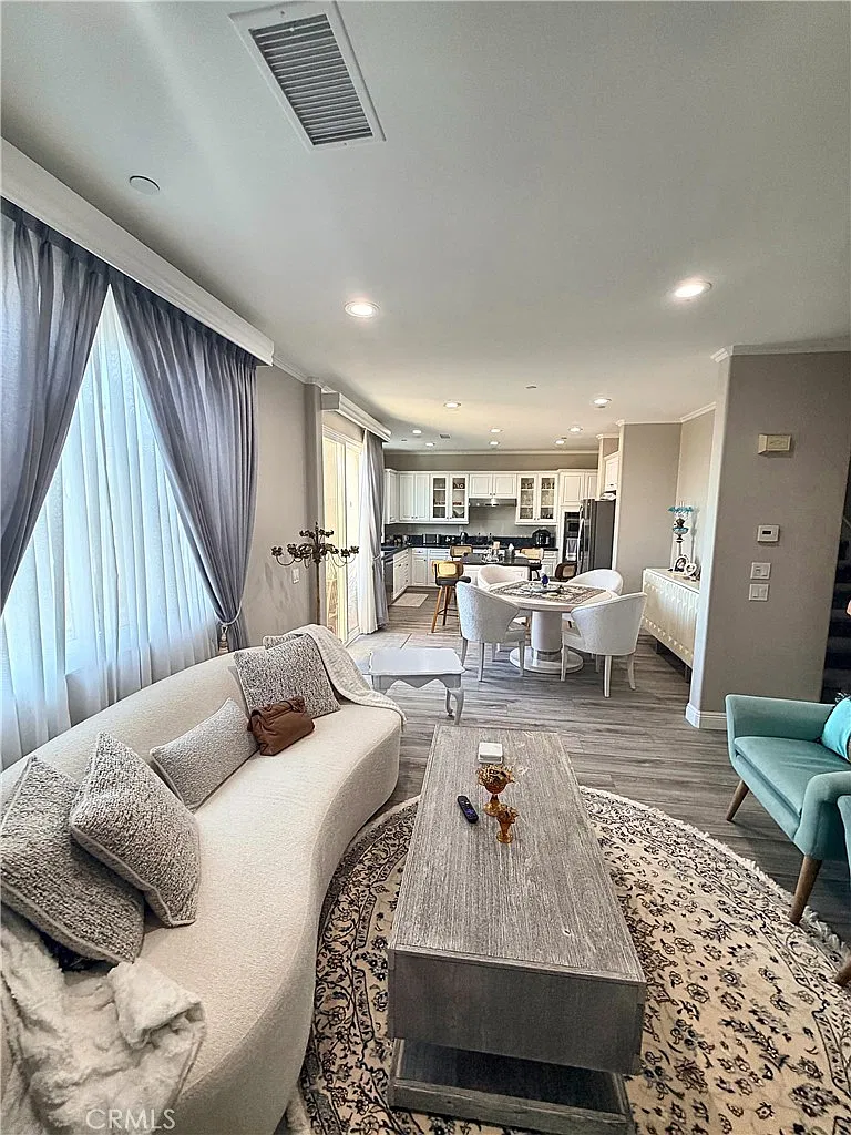 8028 E Loftwood Ln — Photo 3