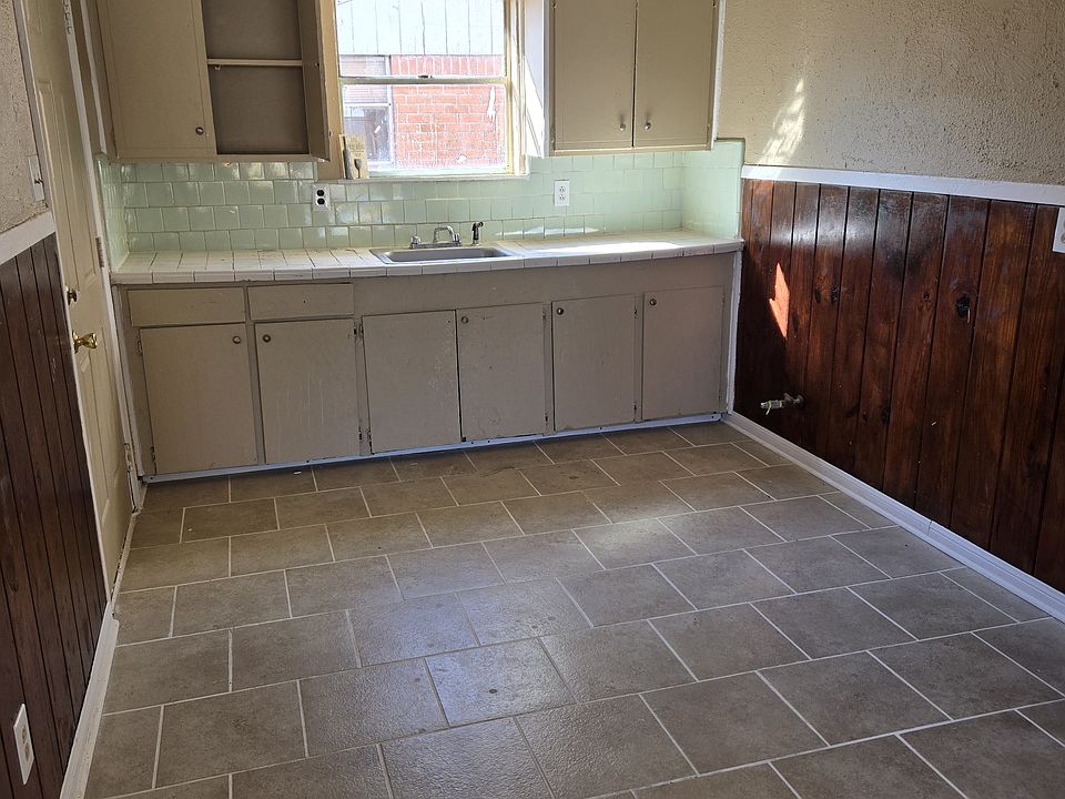 1st image of 5811 Wipprecht St APT 19