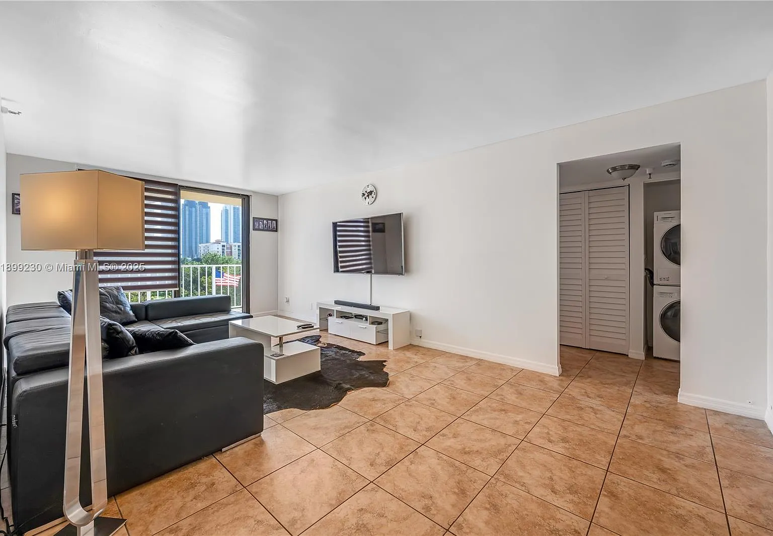 Winston Towers 700 Condo — Photo 3