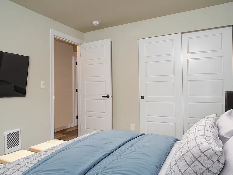 Retreat to comfort in this charming bedroom, perfect for unwinding after a long day. Retreat to comfort in this charming bedroom, perfect for unwinding after a long day.