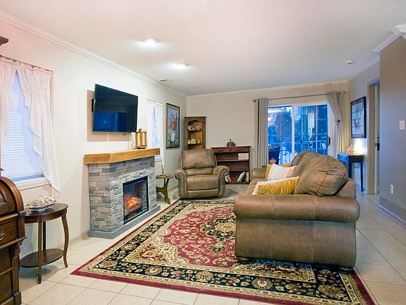 3rd image of 2525 Longwood Dr APT 101