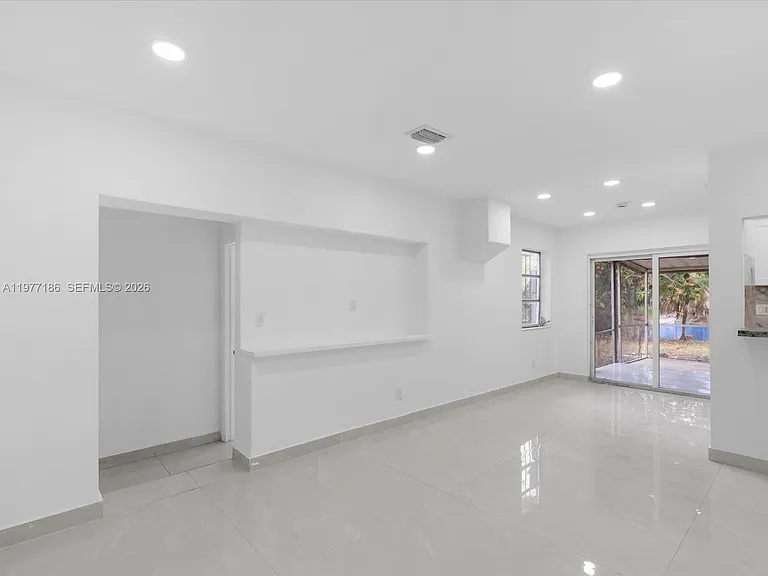 4331 SW 31st Dr — Photo 8