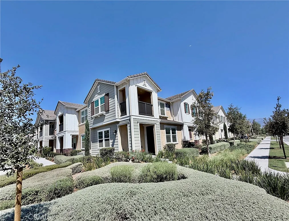 3 bed, 2.5 bath, 2050 sqft, $3,400 — Photo 4