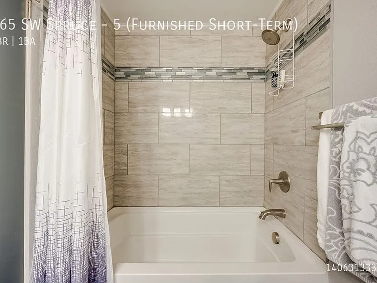 165 SW Spruce St #5 — Photo 4