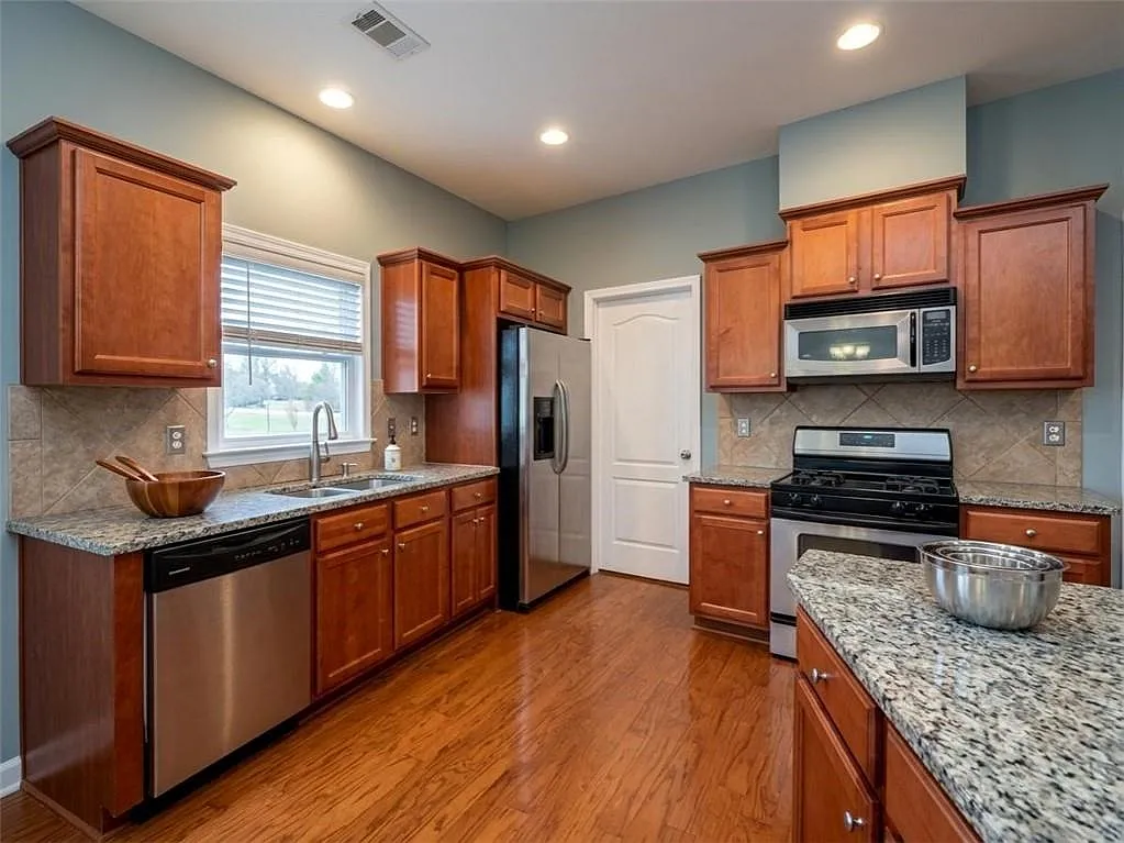 4 bed, 4.0 bath, 2270 sqft, $2,800 — Photo 2