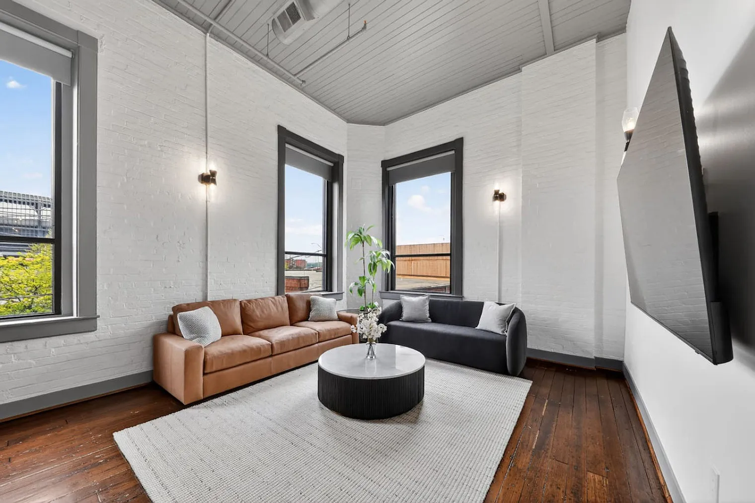 3 bed, 2.0 bath, 1614 sqft, $8,565 — Photo 1