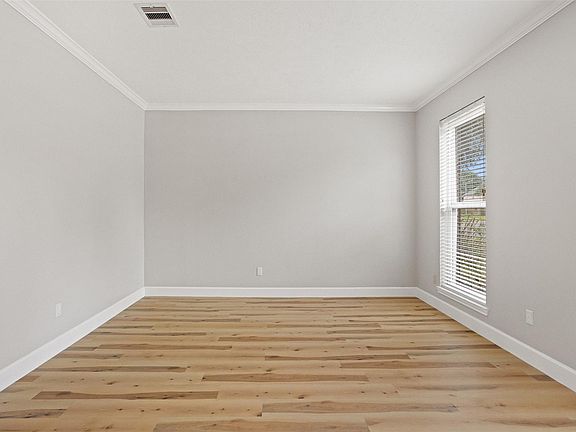 4th image of 2022 Hillside Oak Ln