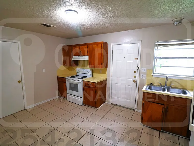 1706 Cole St — Photo 6