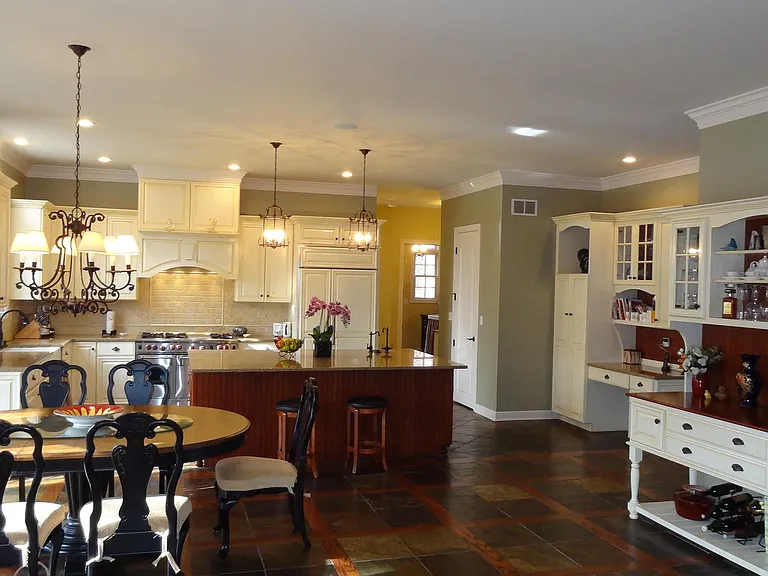 Gourmet Kitchen w Instant Hot Water, 6 Burners, 2 Sinks, Huge Island, A Lot of Build-ins etc..