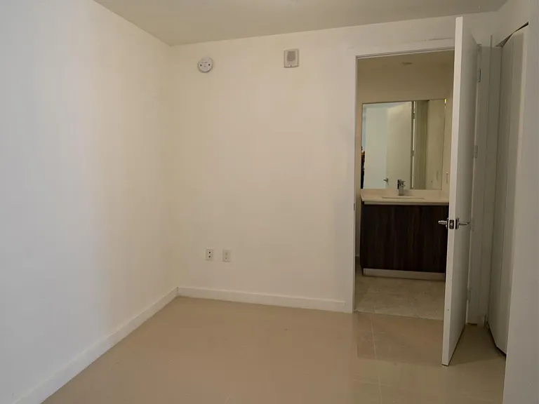 488 NE 18th St #11 — Photo 9
