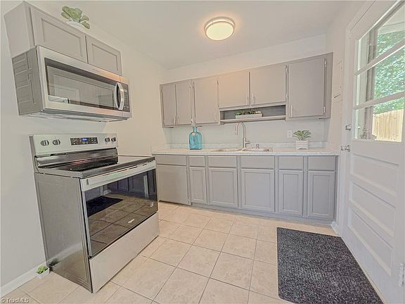 5th image of 1012 Meadowbrook Blvd