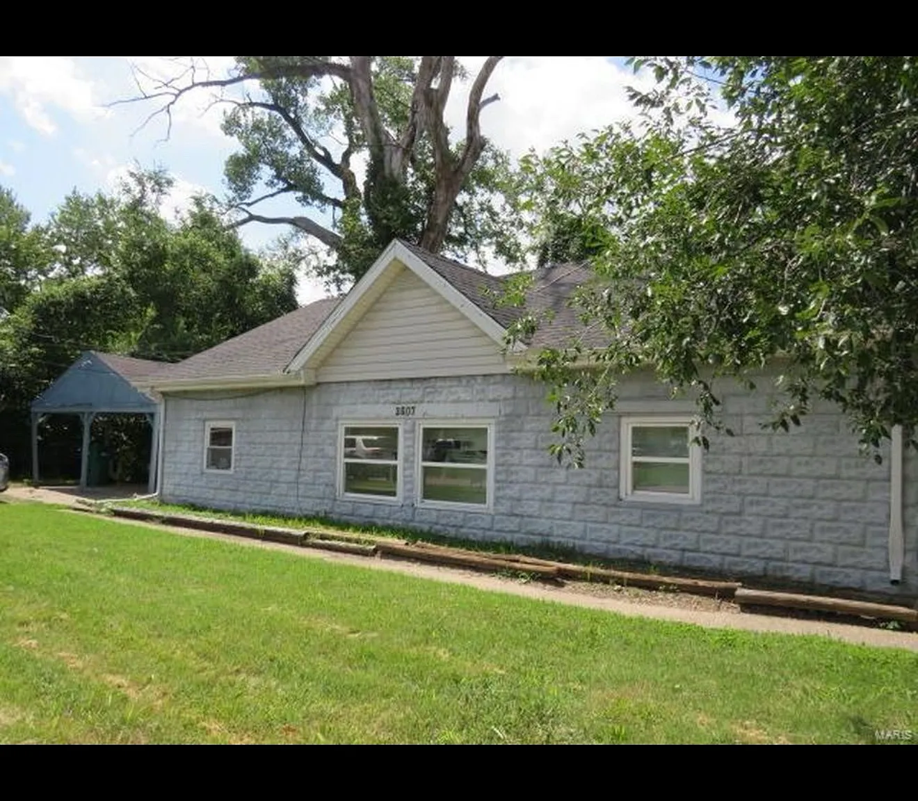 2 bed, 900 sqft, $975 — Photo 1