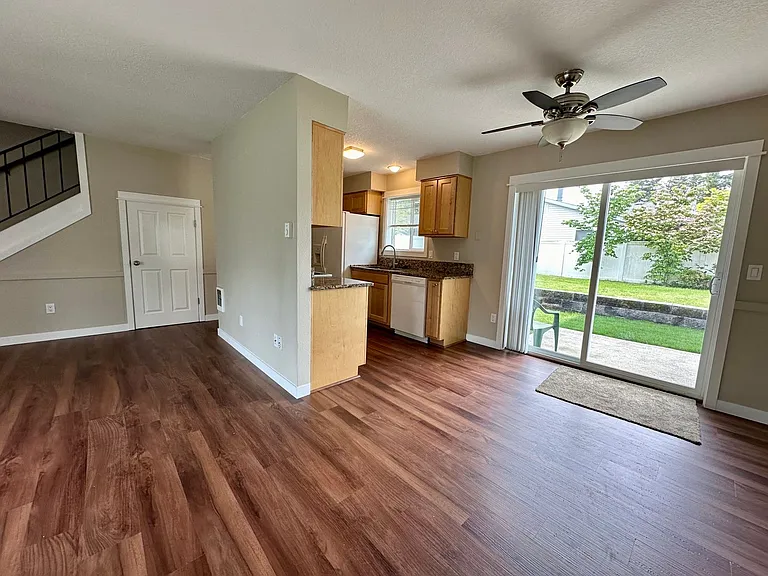 1098 SW Hensley Rd — Photo 5