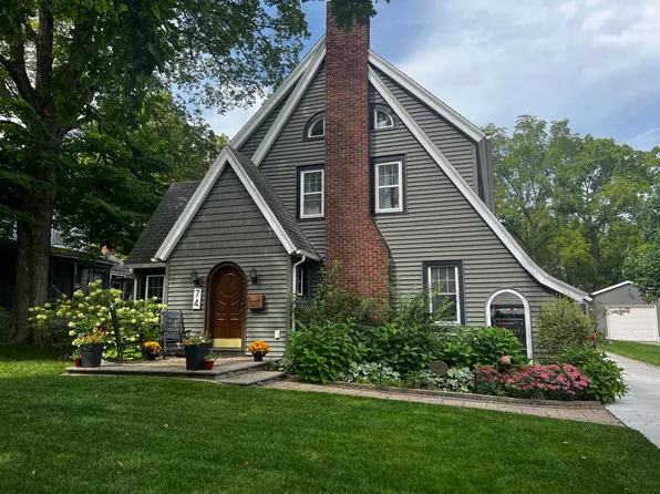 74 Reading Ave, Hillsdale, MI 49242