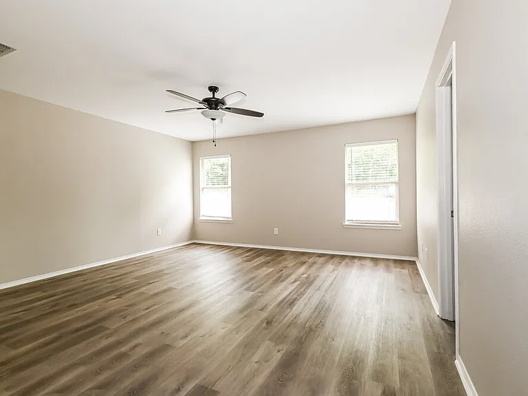 536 Laurel Ln — Photo 8