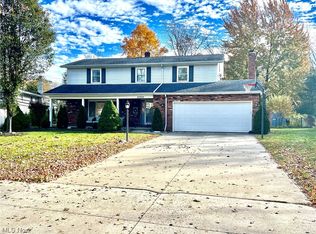 27333 Edgepark Dr, North Olmsted, OH 44070