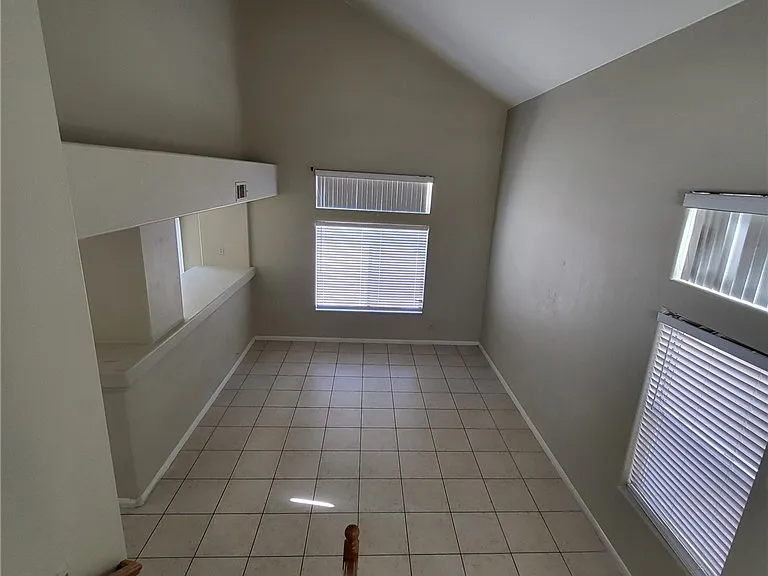 8236 W Rochelle Ave — Photo 6