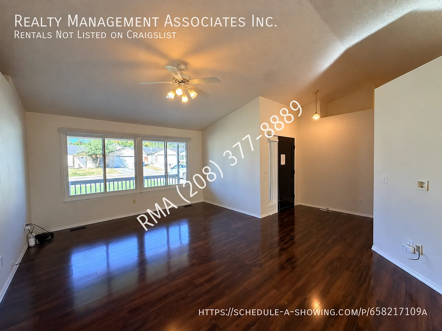 Gorgeous 3 Bed home on corner lot — Photo 3