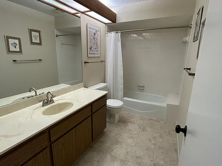Upstairs full bath