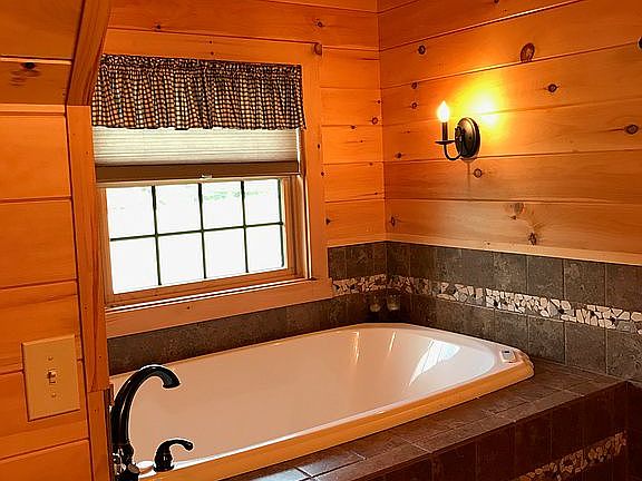 Master bathroom jet tub