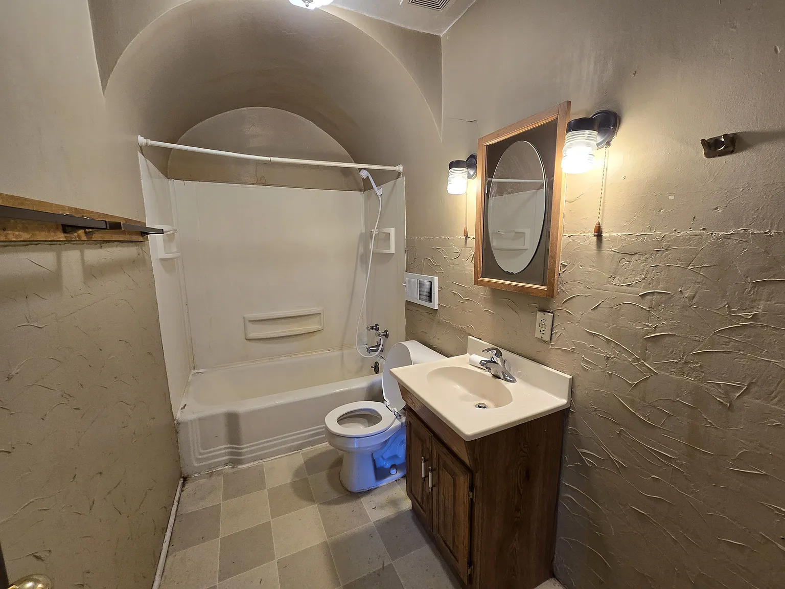 5 bed, $1,750 — Photo 2