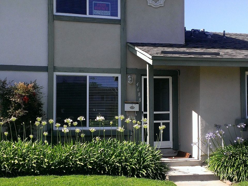 Front door faces the greenbelt and pool.