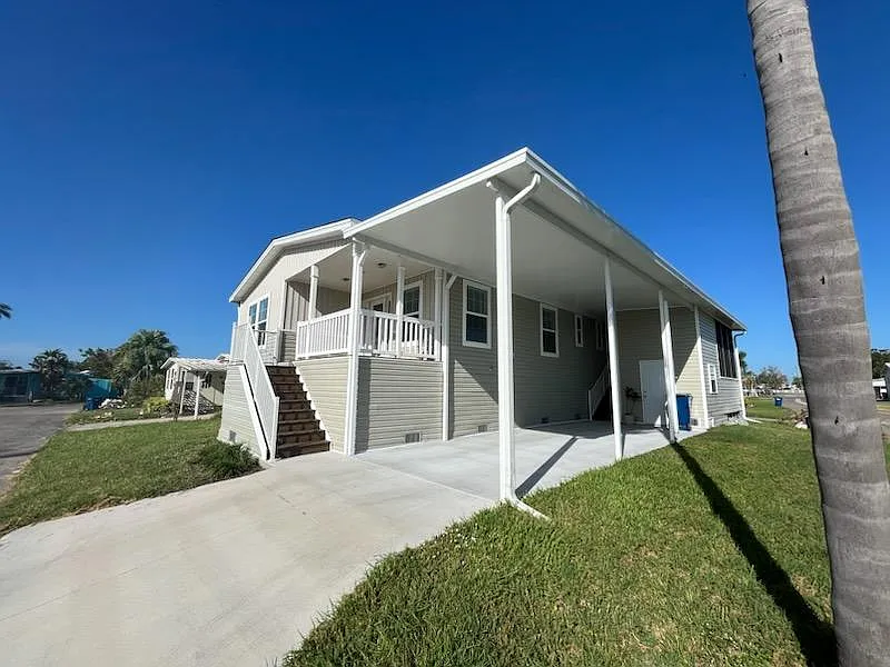 2 bed, 2.0 bath, 1352 sqft, $1,895 — Photo 2