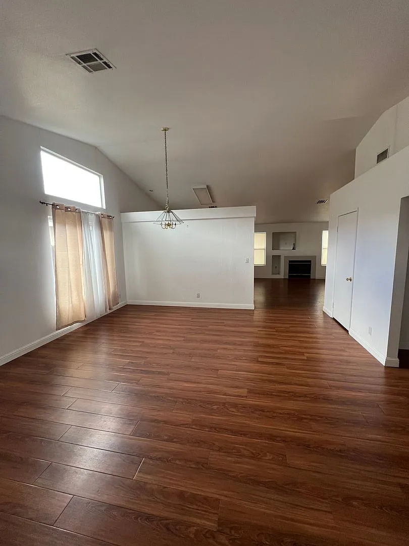 Southwest 3 bedroom with a pool — Photo 3