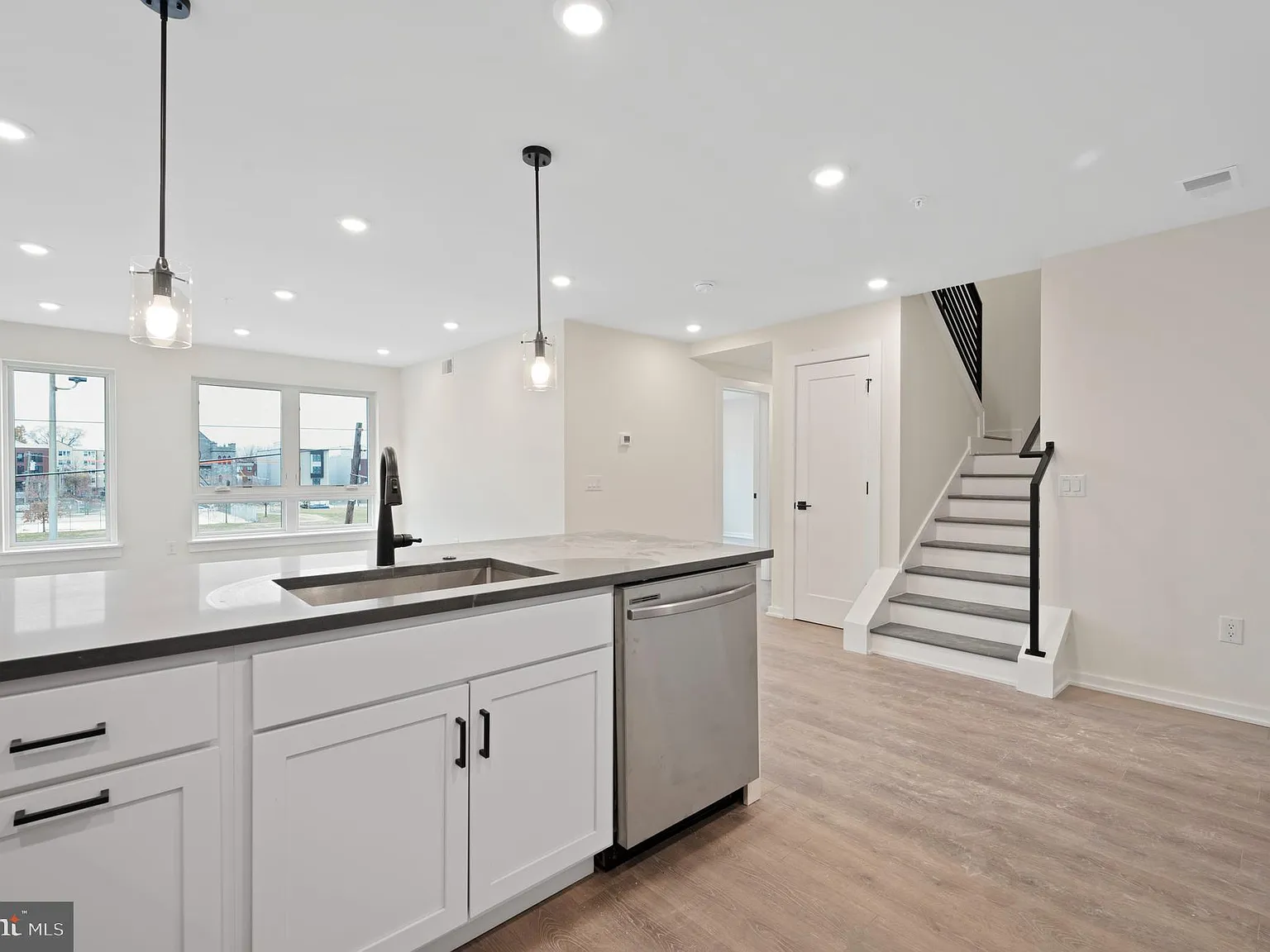 1 bed, $1,325 — Photo 4