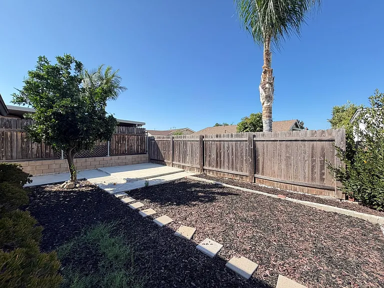 551 Glencrest Dr — Photo 8