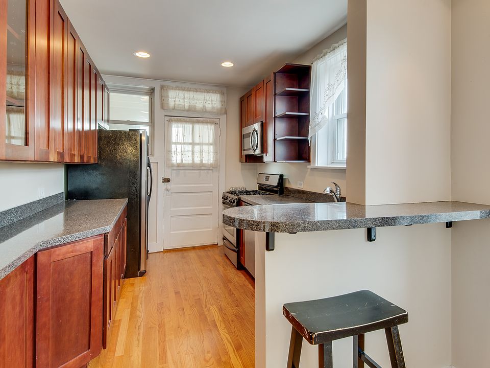 1st image of 3332 N Claremont Ave #3