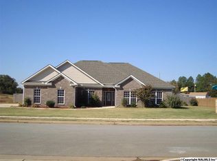 100 Meadowridge Dr, Hazel Green, AL 35750