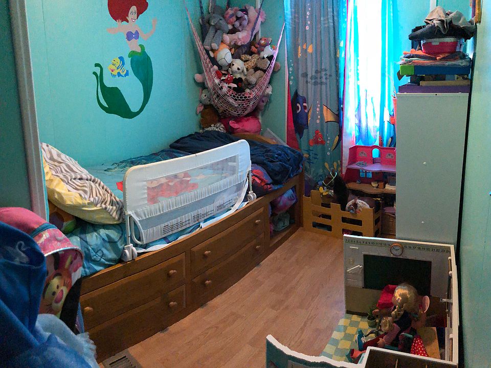 Front bedroom 