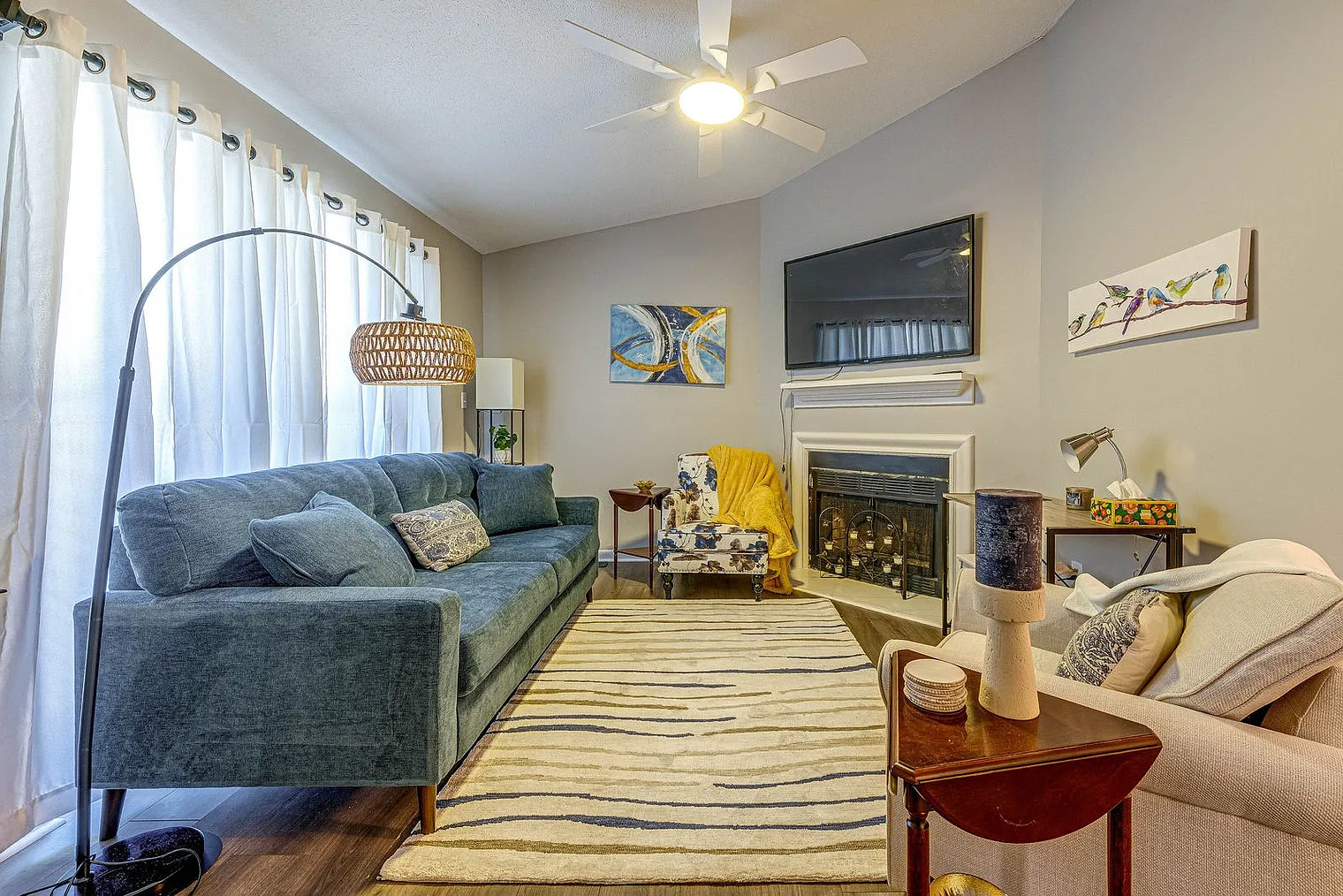 2 bed, 2.0 bath, 893 sqft, $2,247 — Photo 1