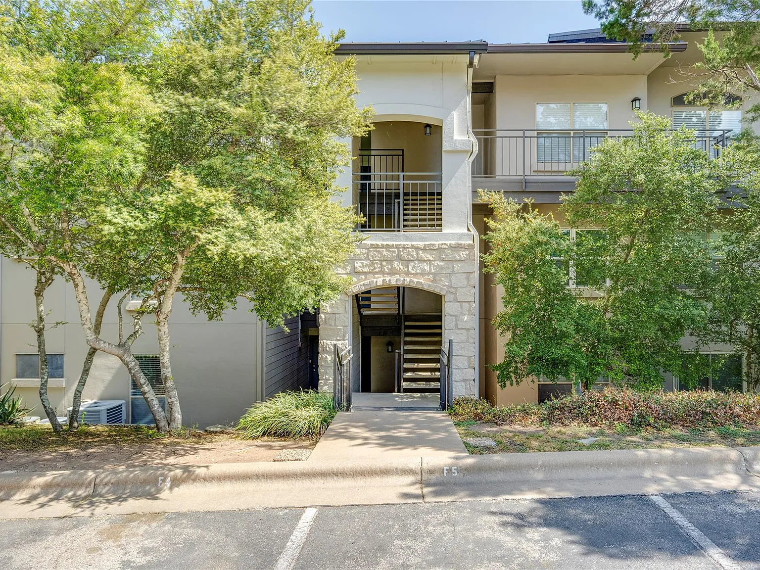 2 bed, 2.0 bath, 1150 sqft, $2,250 — Photo 3