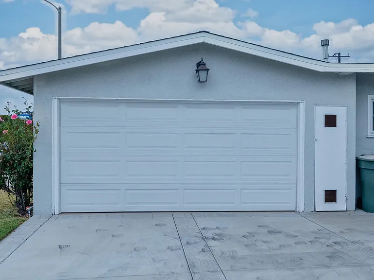 2033 E Garvey Ave N — Photo 28