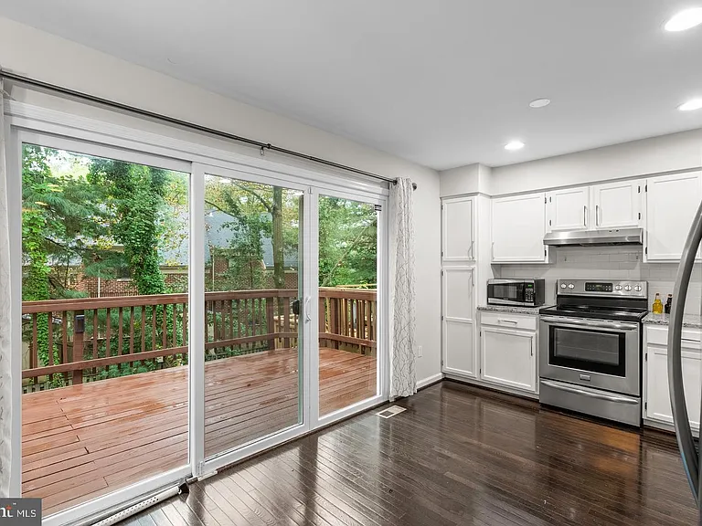 18005 Sunset Lake Ct — Photo 10