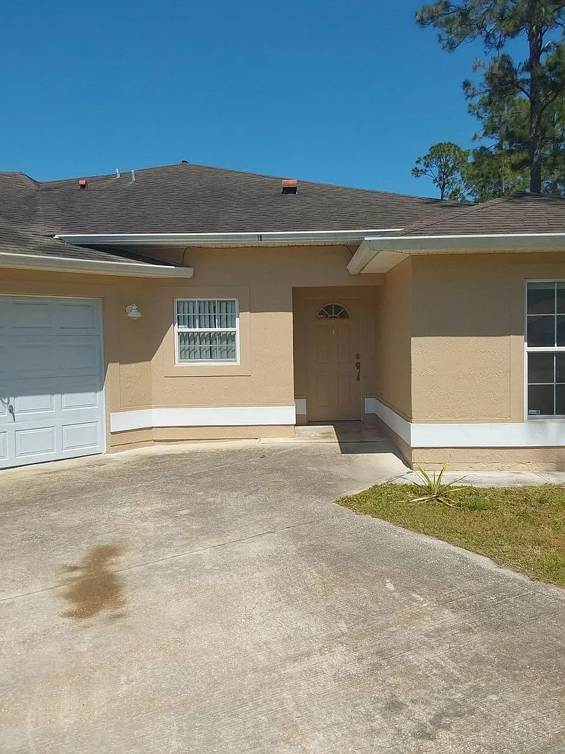 Unique 3/2/1 duplex with a private driveway and entrance! Partially fenced yard! Must see! — Photo 3