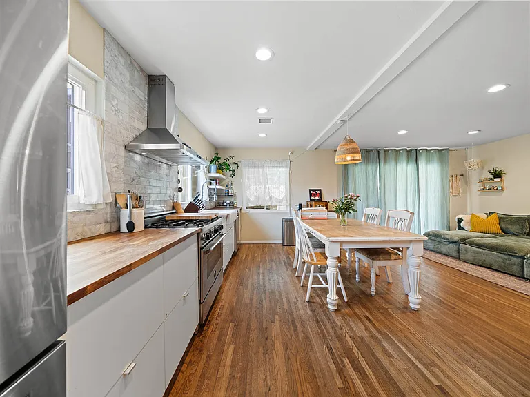 70 Leanna St — Photo 2
