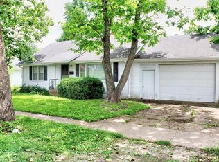 206 E 4th St, Willow Springs, MO 65793