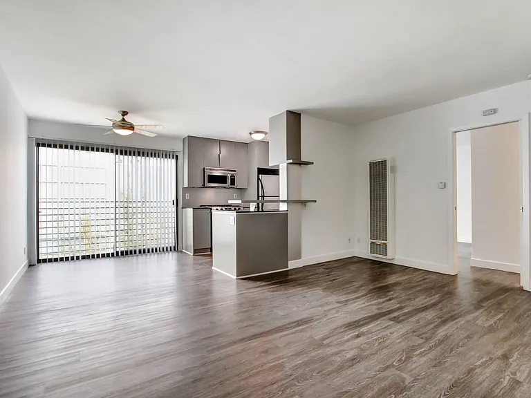 117 Pacific St. in Sant Monica - 1 block to the beach and Main St! — Photo 9