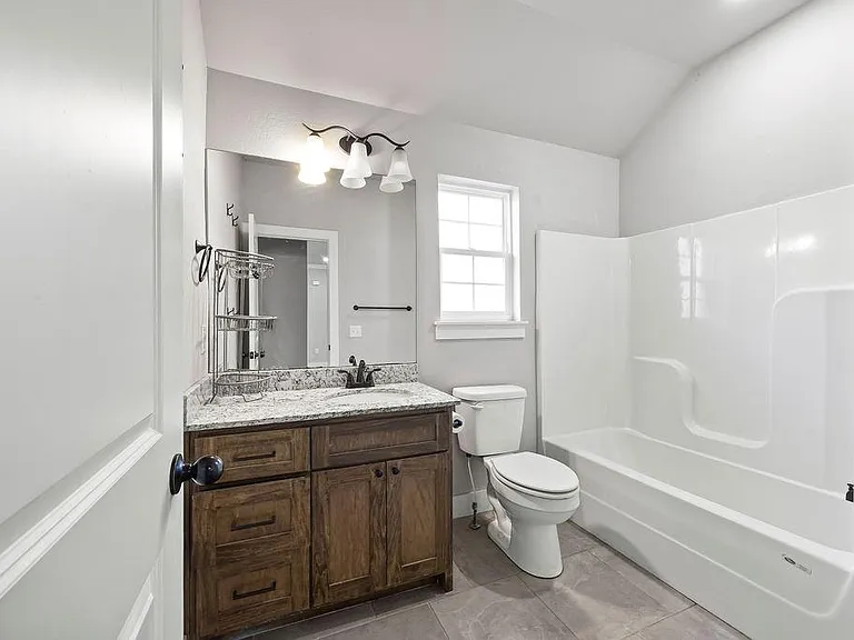 1052 Hampton St — Photo 4