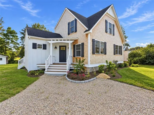 19 Traymore St, Charlestown, RI 02813