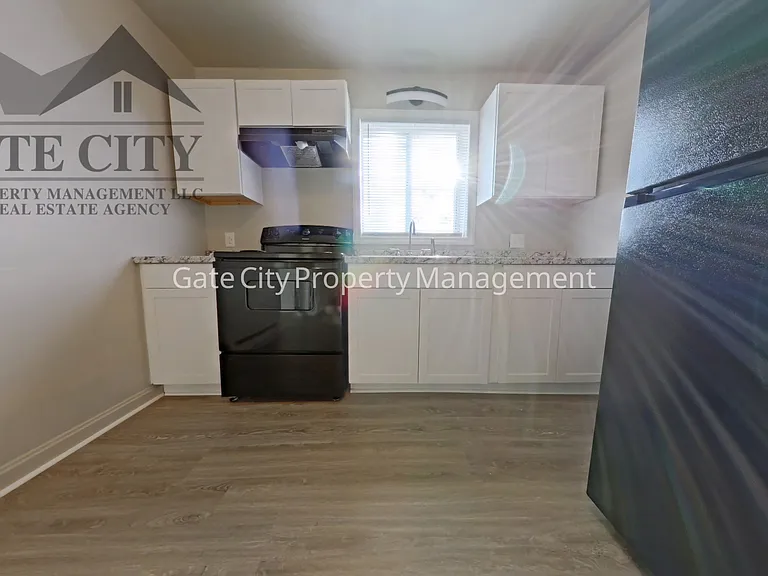 610 Hawthorne Ave #B — Photo 2