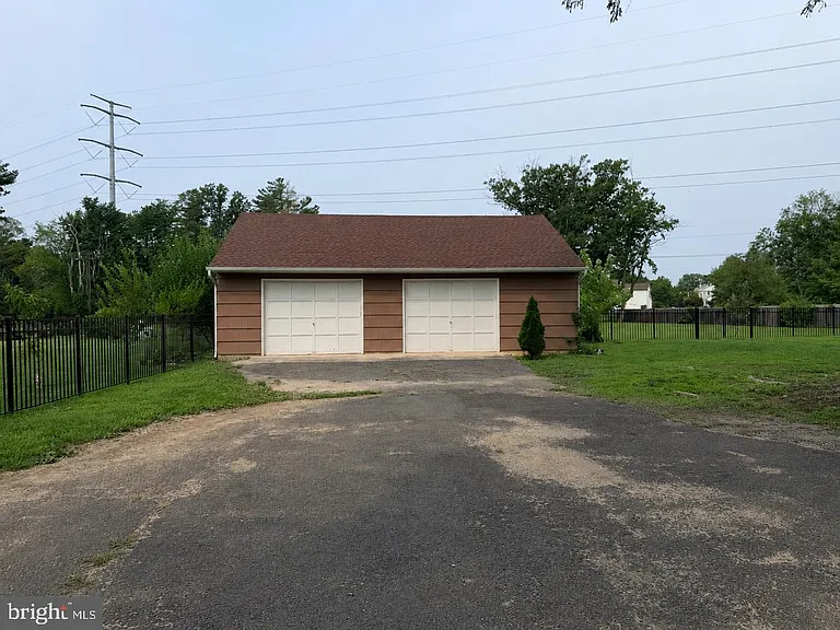 580 Village Rd W — Photo 37