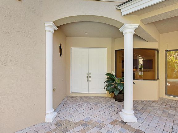 5th image of 10664 Versailles Blvd