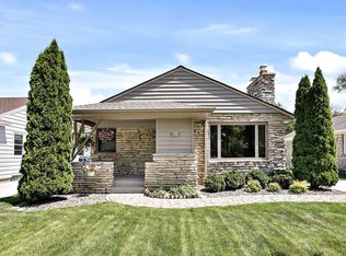 8054 N Seneca Rd, Fox Pt, WI 53217