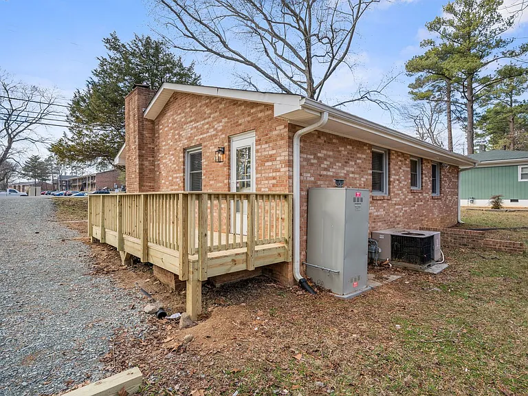 213 Barnes St — Photo 15