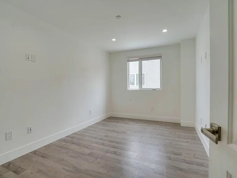 2300 Carmona Ave — Photo 28