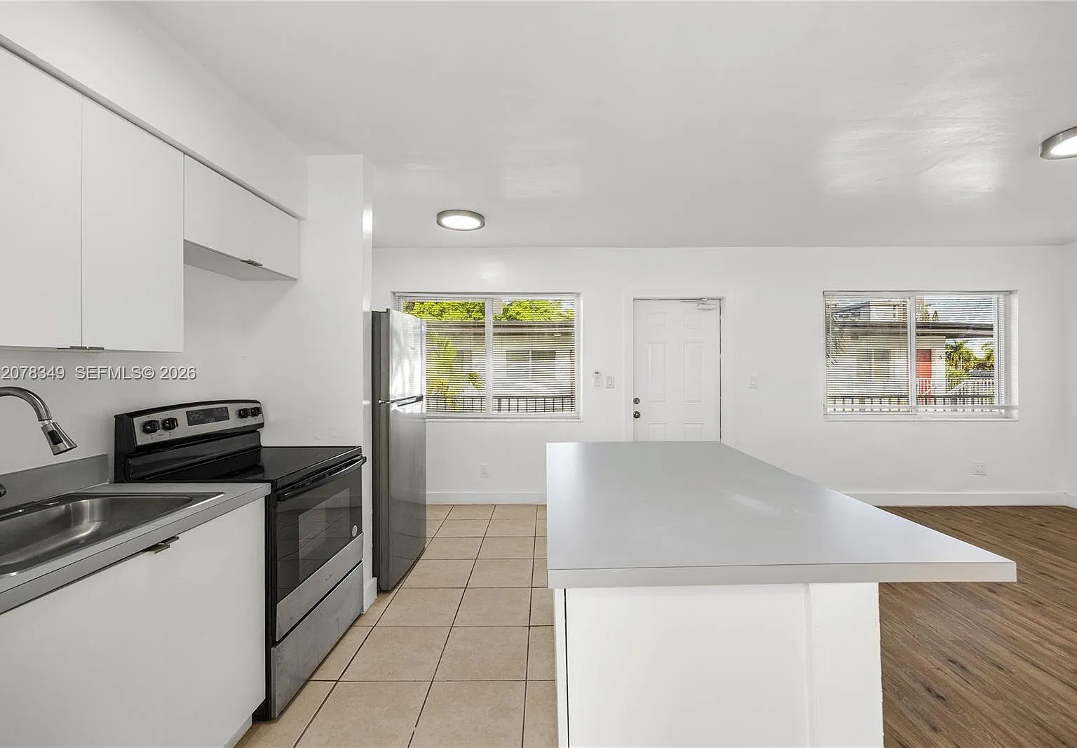 1989 N Glades Dr — Photo 3
